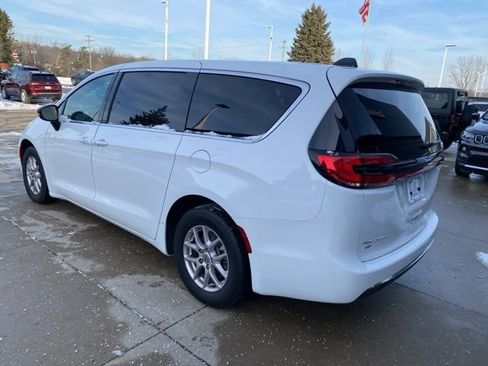 Certified 2025 Chrysler Pacifica Select image 7