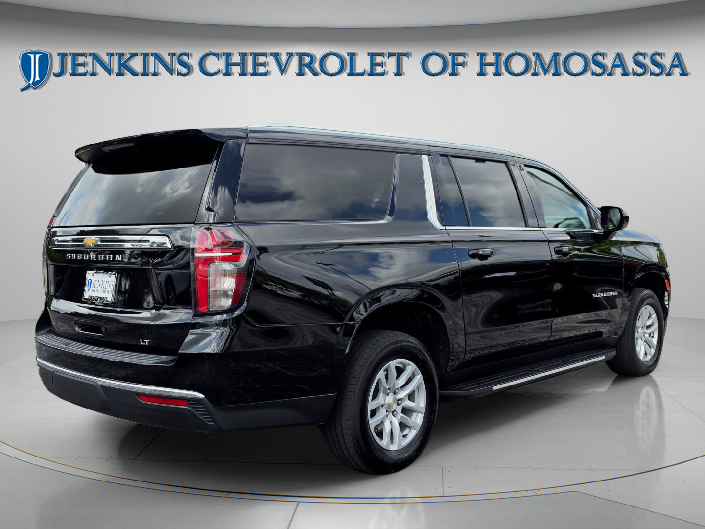 Used 2024 Chevrolet Suburban LT RWD image 4