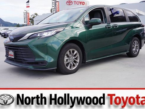 Used 2023 Toyota Sienna LE image 3