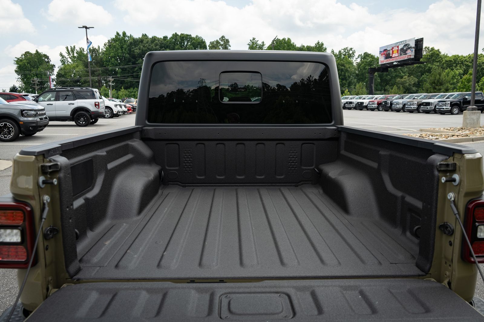 Used 2025 Jeep Gladiator Sport AWD/4WD image 9