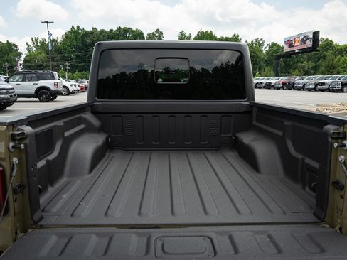 Used 2025 Jeep Gladiator Sport AWD/4WD image 9