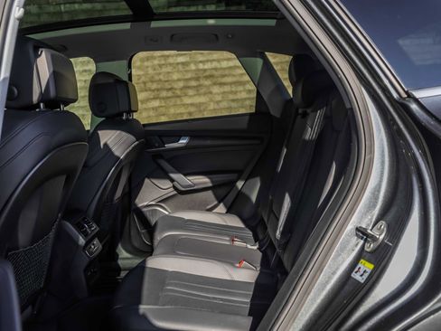 Used 2020 Audi Q5 e Prestige w/ Prestige Package image 21