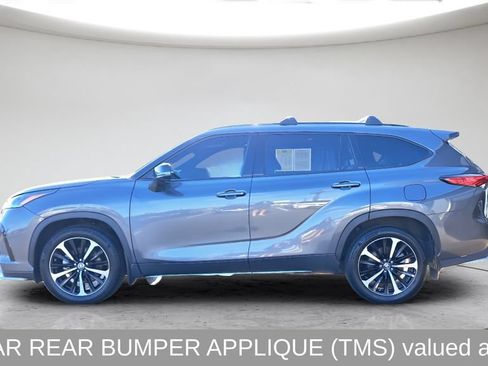Used 2022 Toyota Highlander XSE AWD/4WD image 7