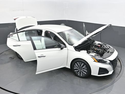 Used 2025 Nissan Altima 2.5 SV FWD image 40