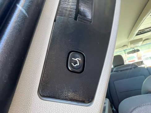 Used 2009 Chrysler Town & Country Touring FWD image 29