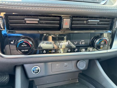 Used 2023 Nissan Rogue SV w/ SV Premium Package image 15