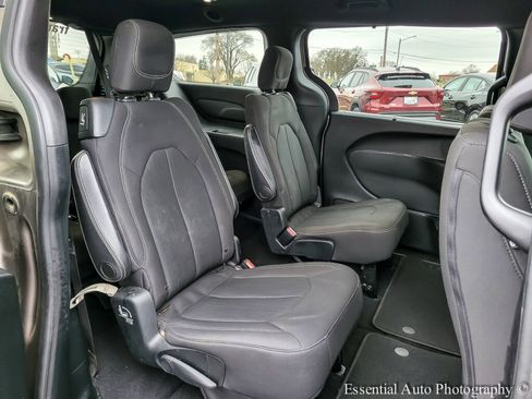 Used 2018 Chrysler Pacifica Touring Plus image 33