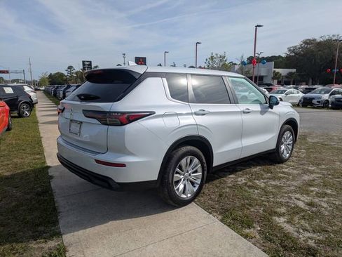 Used 2025 Mitsubishi Outlander ES image 3
