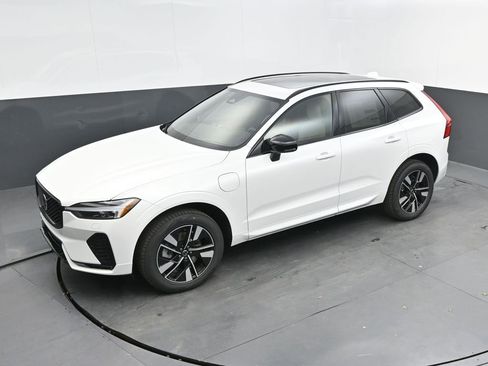 New 2026 Volvo XC60 T8 Core w/ Climate Package AWD/4WD image 24