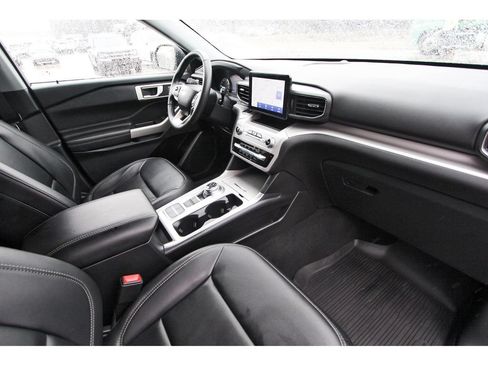 Used 2024 Ford Explorer XLT w/ Equipment Group 202A RWD image 31