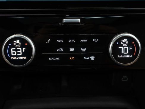 Used 2024 Land Rover Discovery Dynamic SE image 28