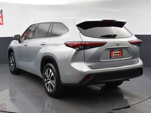 Used 2021 Toyota Highlander XLE image 3
