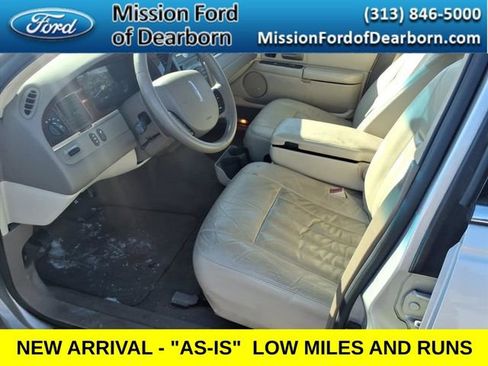 Used 2005 Lincoln Town Car Signature image 12