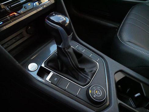 Used 2022 Volkswagen Tiguan SE image 24