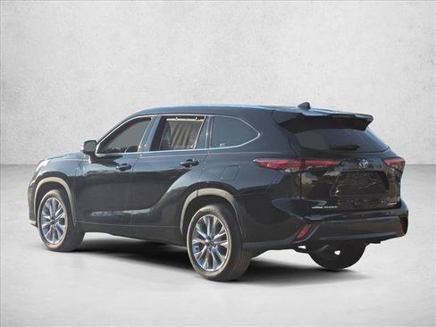 Used 2022 Toyota Highlander Limited FWD image 6