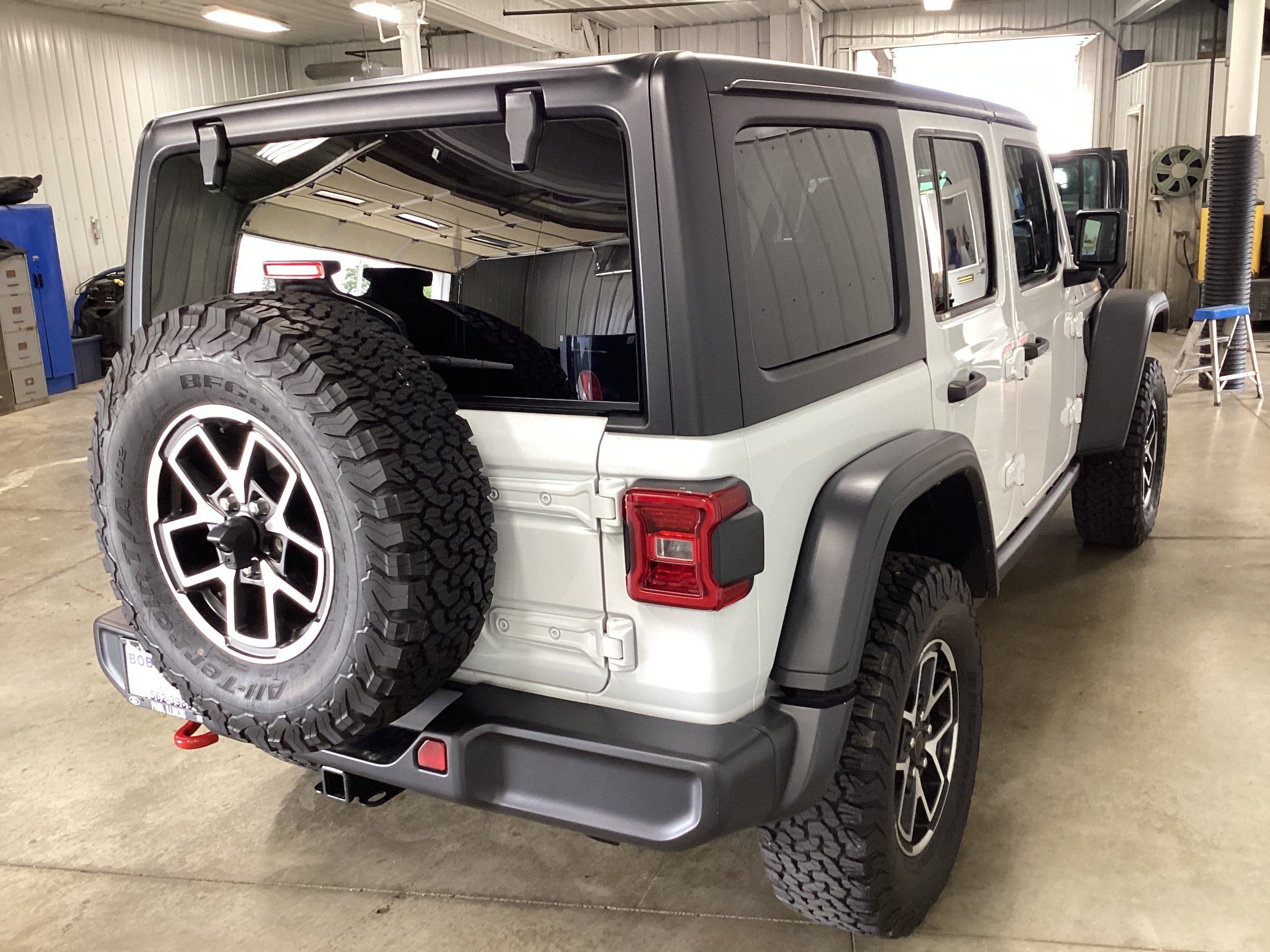 Used 2025 Jeep Wrangler Unlimited Rubicon w/ Convenience Group AWD/4WD image 6