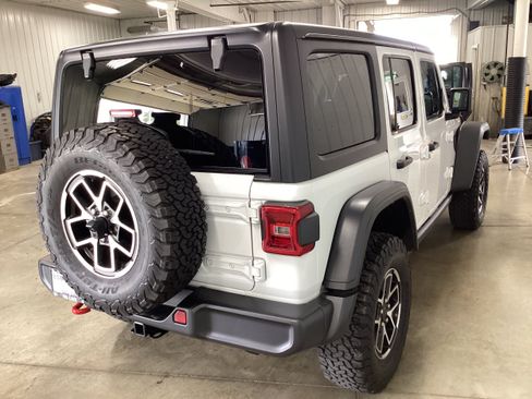 Used 2025 Jeep Wrangler Unlimited Rubicon w/ Convenience Group AWD/4WD image 6
