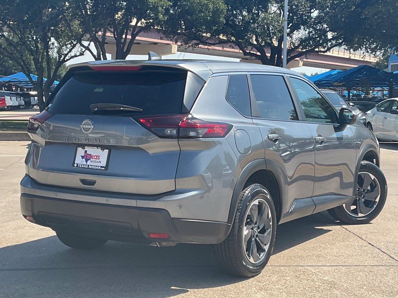 Used 2025 Nissan Rogue SV FWD image 4