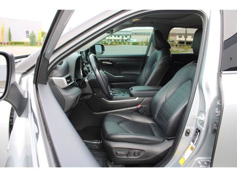 Used 2021 Toyota Highlander XLE AWD/4WD image 8