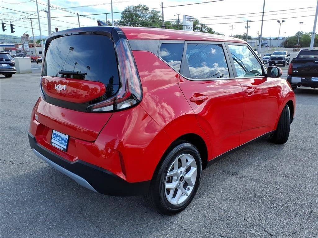 Used 2025 Kia Soul LX w/ LX Technology Package FWD image 4