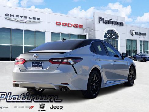 Used 2023 Toyota Camry SE image 6