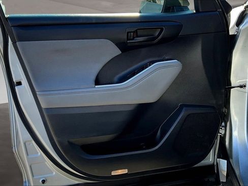 Used 2021 Toyota Highlander LE image 21