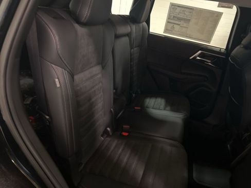 New 2025 Mitsubishi Outlander SE image 12
