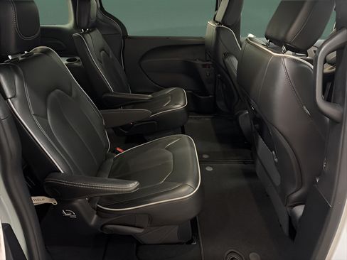 Used 2025 Chrysler Pacifica Limited FWD image 16