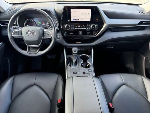 Used 2023 Toyota Highlander XLE FWD image 24