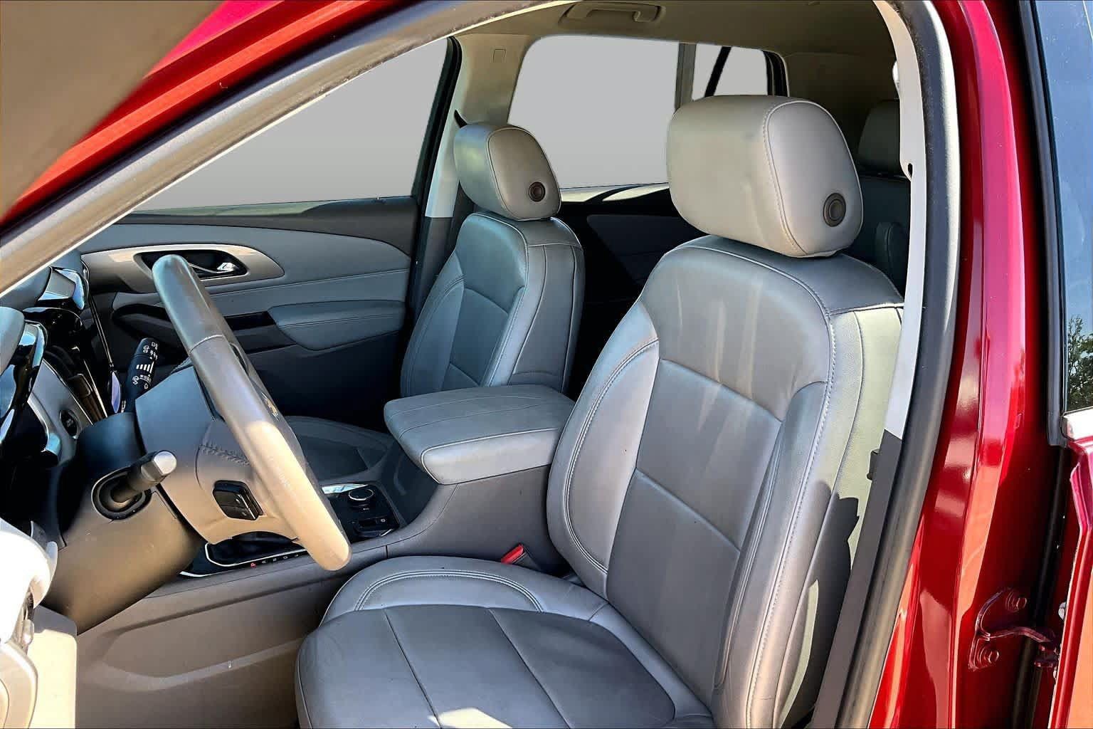 Used 2018 Chevrolet Traverse LT w/ LPO, Floor Liner Package FWD image 8