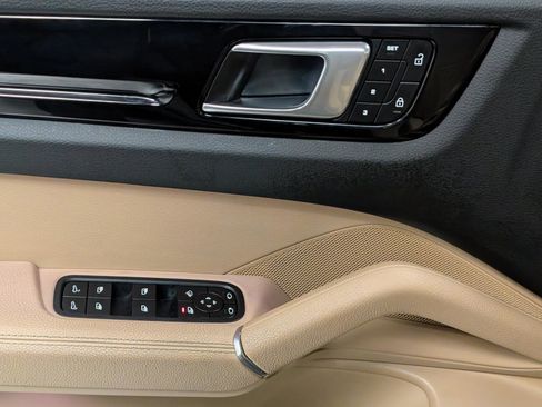 Used 2022 Porsche Cayenne image 14