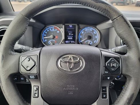 Used 2021 Toyota Tacoma TRD Off-Road w/ Technology Package AWD/4WD image 15