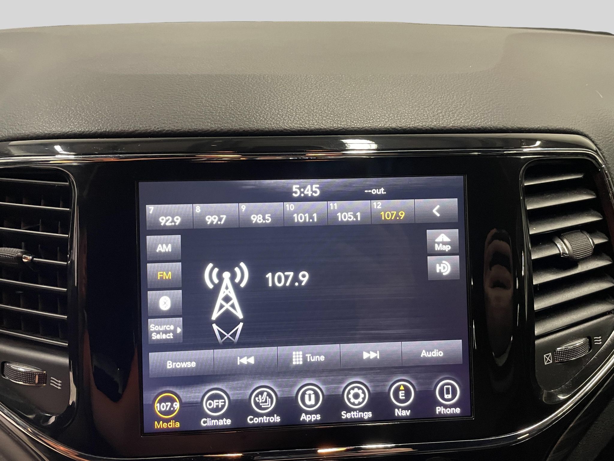 Used 2021 Jeep Grand Cherokee Laredo X AWD/4WD image 14