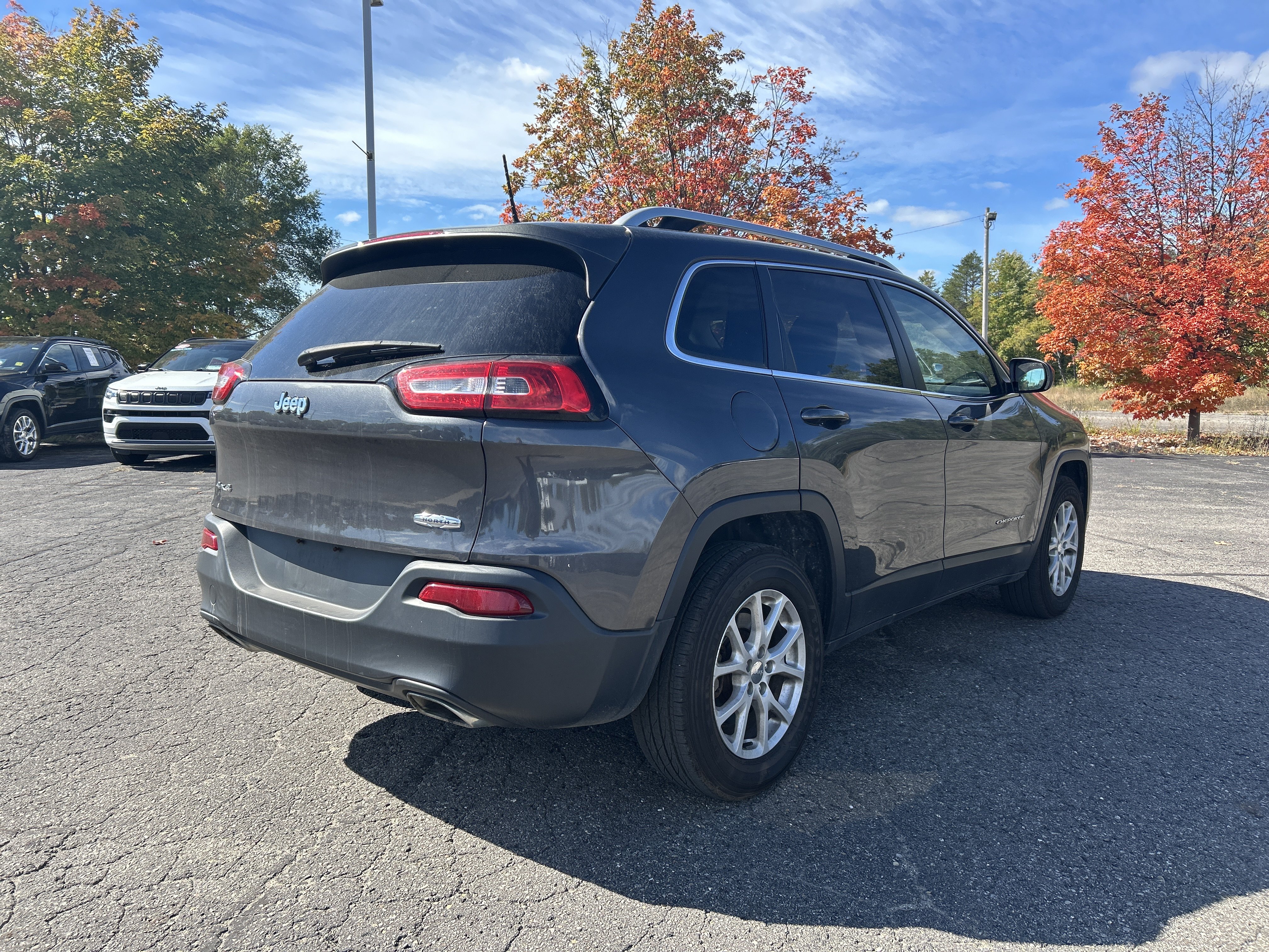 Used 2017 Jeep Cherokee Latitude w/ Cold Weather Group AWD/4WD image 3