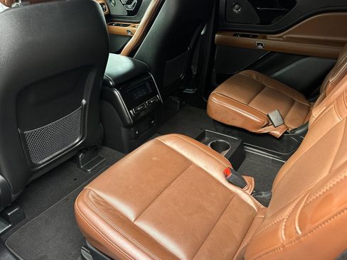 Used 2024 Lincoln Aviator Reserve AWD/4WD image 14