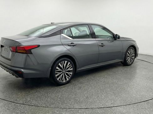 Used 2025 Nissan Altima 2.5 SV FWD image 9