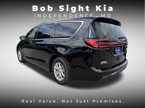 Used 2024 Chrysler Pacifica Touring-L FWD image 9
