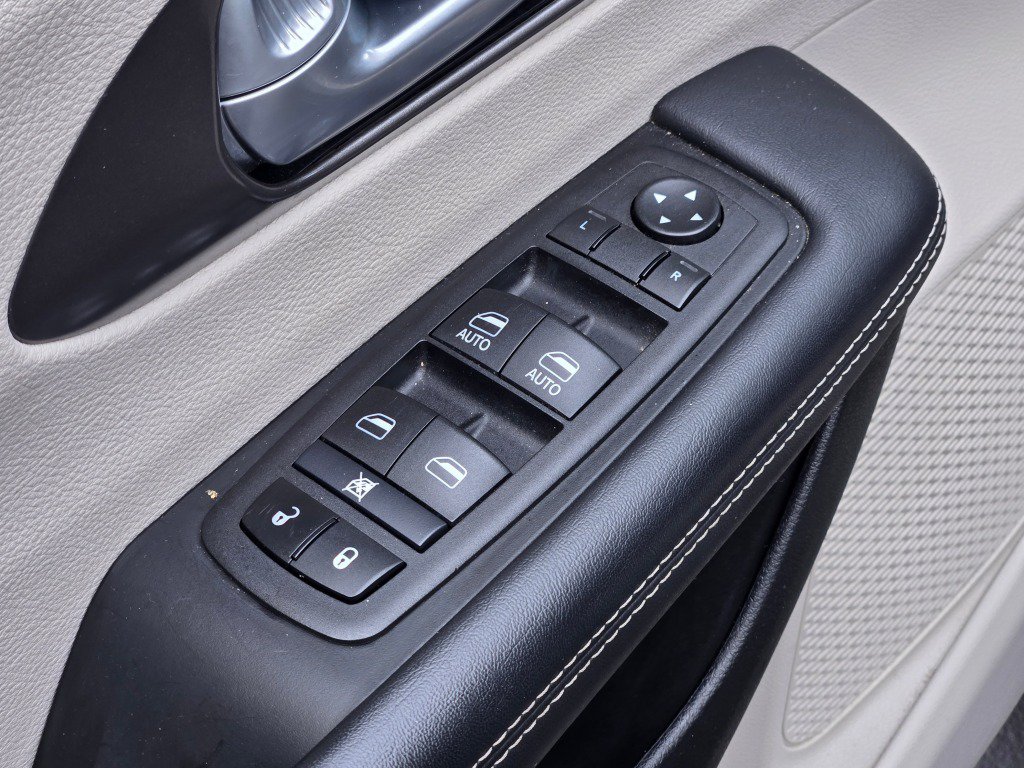 Used 2024 Chrysler Pacifica Touring-L FWD image 20
