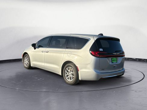 Used 2024 Chrysler Pacifica Touring-L FWD image 4