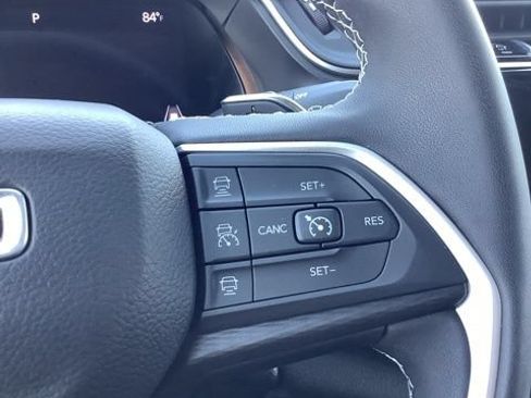 Used 2023 Jeep Grand Cherokee Laredo AWD/4WD image 24