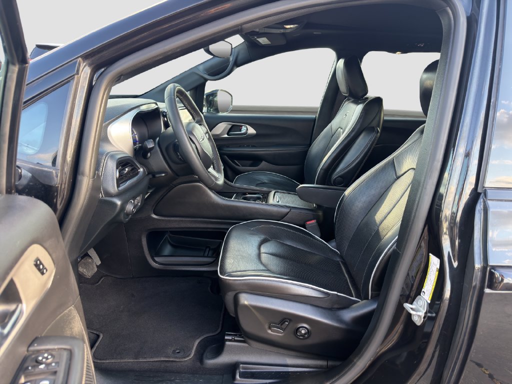 Used 2024 Chrysler Pacifica Premium FWD image 9