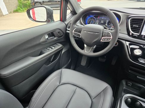 New 2027 Chrysler Pacifica Select FWD image 9