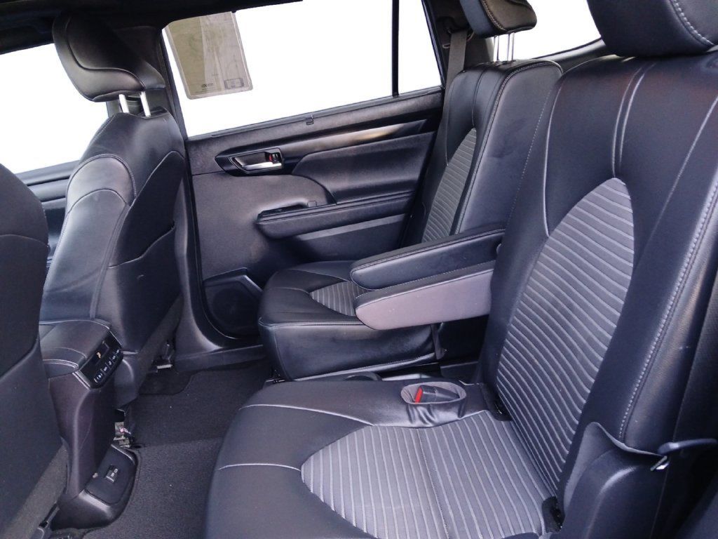 Used 2023 Toyota Highlander XSE FWD image 22