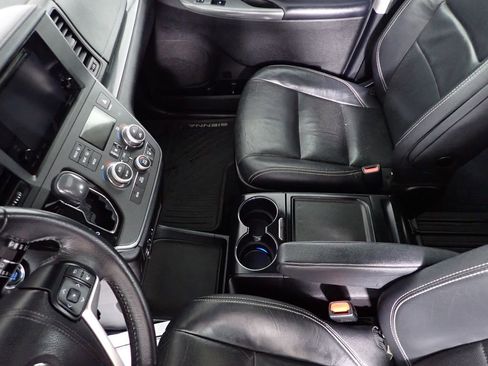 Used 2017 Toyota Sienna SE FWD image 30