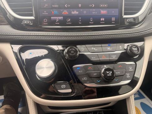 Used 2024 Chrysler Pacifica Limited image 22