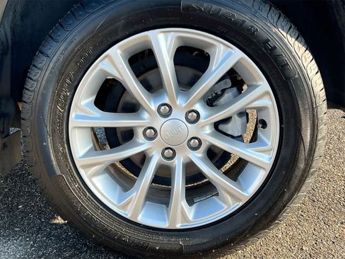 Used 2019 Jeep Cherokee Latitude w/ Popular Appearance Group image 14