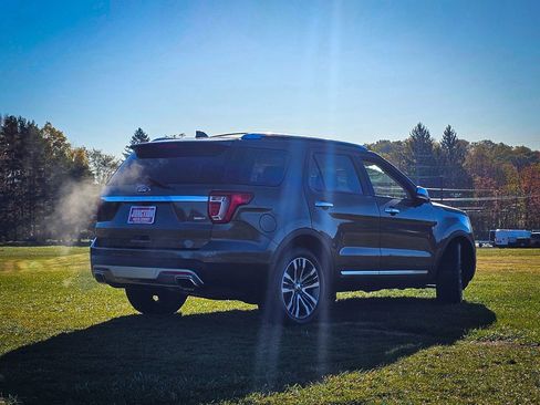 Used 2017 Ford Explorer Platinum image 4
