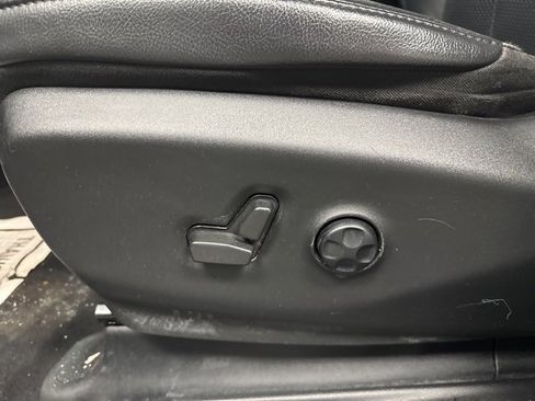 Used 2022 Chrysler Pacifica Touring-L w/ Uconnect Theater Family Group image 23