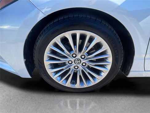 Used 2019 Toyota Avalon Limited image 10