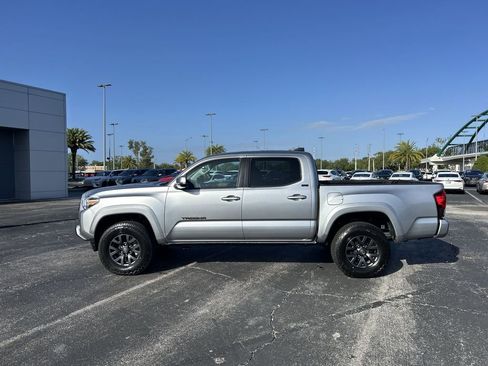 Used 2022 Toyota Tacoma SR5 w/ Technology Package image 10
